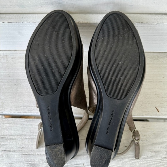 DANA BUCHMAN, WEDGE SANDALS. SILVER METALLIC, SLINGBACK WITH CUTOUT WEDGE.SIZE9M - Picture 8 of 9